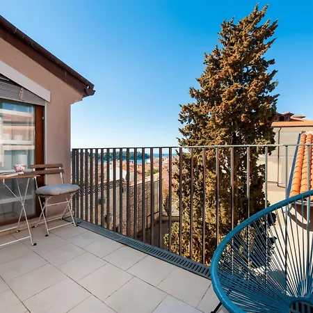 Apartment Bellevue - Two Bedroom With Terrace And Private Garage *