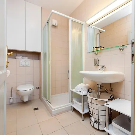 Bellevue - Two Bedroom With Terrace And Private Garage Apartment