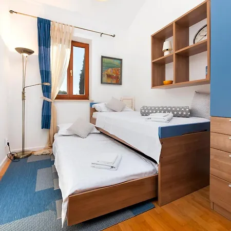 Bellevue - Two Bedroom With Terrace And Private Garage Apartment *