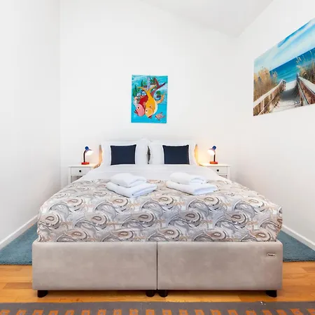 Apartment Bellevue - Two Bedroom With Terrace And Private Garage Rovinj