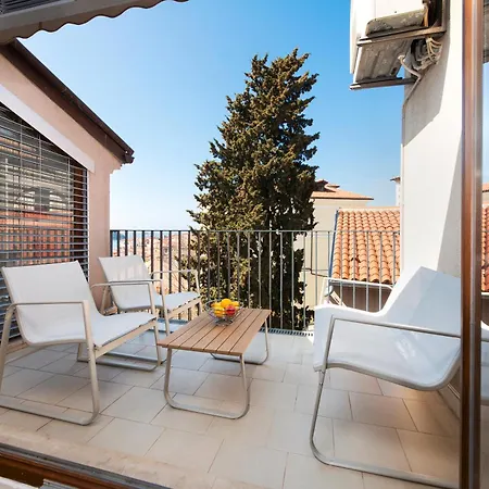 Bellevue - Two Bedroom With Terrace And Private Garage Rovinj