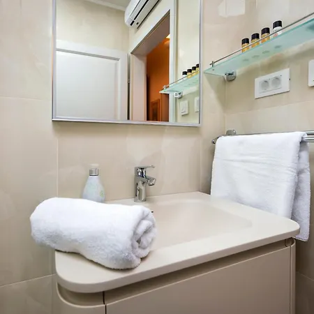 Bellevue - Two Bedroom With Terrace And Private Garage Apartament